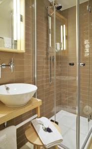 La salle de bains est pourvue d'un lavabo et d'une douche. dans l'établissement Hotel Restaurant Klosterhof, à Gutenzell-Hürbel