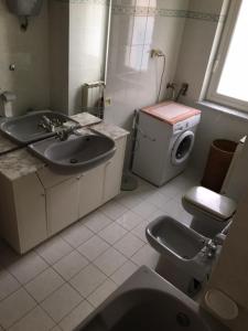ポンツァにあるMagi - Azzurraのバスルーム(洗面台、トイレ、シンク付)