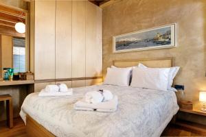 a bedroom with two towels on a bed at La Casa Piccola in Chania