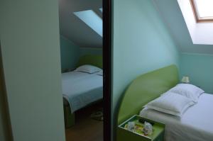 En eller flere senger på et rom på Hotel Martisorul