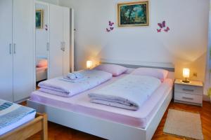 um quarto com duas camas com almofadas em Apartment Skale em Senj