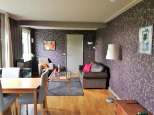 a living room with a couch and a table at B&B De Ark in Neede