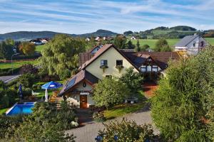 uma vista aérea de uma casa e de uma piscina em Landhaus Will em Hilders