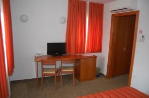 a room with a desk with a computer and chairs at Penzion Pri Slovenc in Dol pri Ljubljani