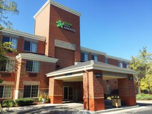 Un edificio de ladrillo rojo con un cartel. en Extended Stay America Suites - Milwaukee - Brookfield, en Brookfield