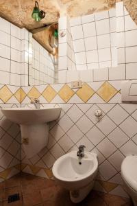 a bathroom with a sink and a toilet at Il melograno in Matera