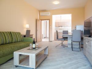 Kuchyň nebo kuchyňský kout v ubytování ApartHotel Belvedere Residence Becici Budva