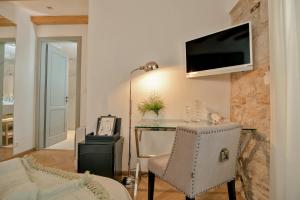 TV a/nebo společenská místnost v ubytování Heritage Hotel 19