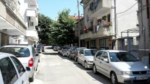 rząd samochodów zaparkowanych na ulicy miejskiej w obiekcie Dom Lidiya w mieście Pomorie