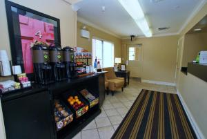 Extended Stay America Suites - Nashville - Airport - Music City في ناشفيل: منطقة انتظار لمتجر مع منضدة للطعام