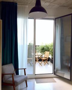 Talo Urban Rooms的阳台或露台