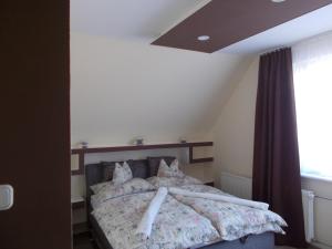 Postel nebo postele na pokoji v ubytování Gyöngyi Apartman