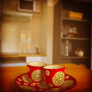 two red cups sitting on top of a table at Le 34 in Armentières