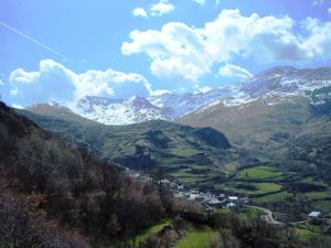 een uitzicht op een bergketen met besneeuwde bergen bij Hostal Rural Aude in Durro