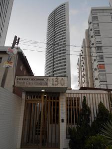 um edifício com uma placa que lê a residência de vidro do hospital em Flat Beira Mar no Recife