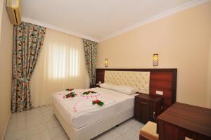 Кровать или кровати в номере Ozturk Apart Hotel +16 фотографий