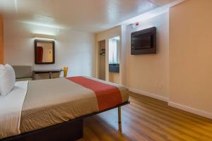 Säng eller sängar i ett rum på Motel 6-Garland, TX - Northeast Dallas