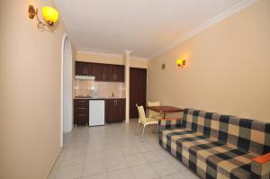 Кухня или мини-кухня в Ozturk Apart Hotel
