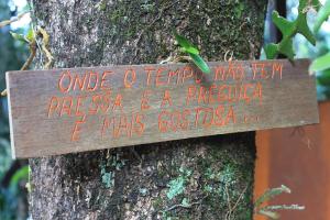 un cartel en un árbol que dice que uno de terrapin tenía diez psa en Tiô Isolda Artes & Hospedaria, en Casa Branca