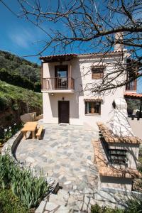 kamienne patio przed domem w obiekcie Aori Hillside Villa w mieście Kántanos