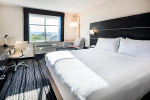 A bed or beds in a room at Holiday Inn Express Hotel & Suites Livermore, an IHG Hotel