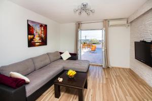 Posedenie v ubytovaní Villa with a heated Pool near Split with Magnificent View