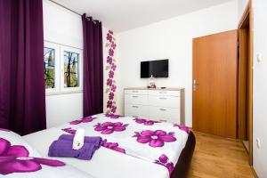 Posteľ alebo postele v izbe v ubytovaní Villa with a heated Pool near Split with Magnificent View