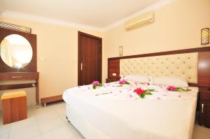 Кровать или кровати в номере Ozturk Apart Hotel