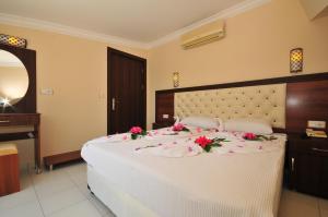 Кровать или кровати в номере Ozturk Apart Hotel