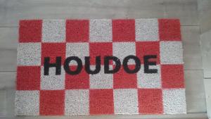 a red and white checkered rug with the word huddle at B&B Aan het Park Eindhoven in Eindhoven