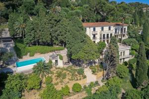 ロクブリュヌ・カップ・マルタンにあるLuxurious Villa Overlooking Monacoのスイミングプール付きの邸宅の空中ビュー