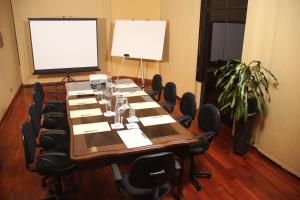 a conference room with a long table and chairs at Gran Hotel Toloma in Cochabamba