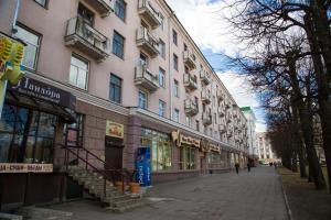 an empty street in front of a large building at Апартаменты на площади Ленина от ApartmentCity in Mogilev