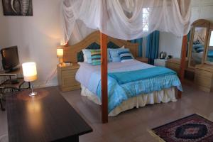 
A bed or beds in a room at Blue Lagoon Lodge Blantyre
