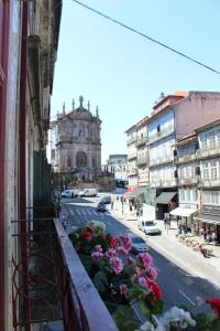 un balcone di un edificio fiorito su una strada di Linha 22 a Porto