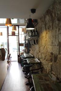 un restaurante con una fila de mesas y sillas en Linha 22, en Oporto 52 fotos más