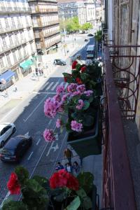un balcone con fiori sul lato di un edificio di Linha 22 a Porto