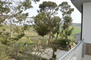 a view of the garden from the balcony of a house at B&B Maison Blanche in Caltagirone