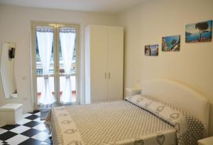 una camera con un letto e un pavimento a scacchi di B&B Cetara Amalfi Coast a Cetara