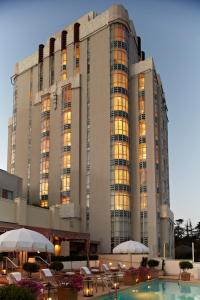 Bazén v ubytování Sunset Tower Hotel nebo v jeho okolí