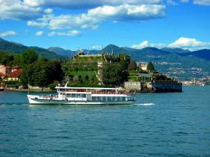 a boat on the water in front of a castle at MONOLOCALE lago maggiore INTRA in Verbania