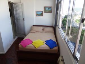 Cama pequeña en habitación con 2 almohadas en Oceanfront Copacabana, en Río de Janeiro