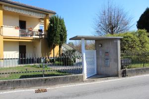 ein Tor an der Seite einer Straße neben einem Haus in der Unterkunft Casamia B&B in Castelletto sopra Ticino