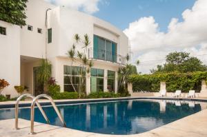 een zwembad voor een huis bij Boutique House Cancun by Elevate Rooms in Cancun