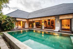 Der Swimmingpool an oder in der Nähe von Seminyak Villa
