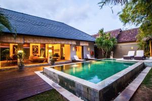 Der Swimmingpool an oder in der Nähe von Seminyak Villa