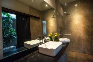 Ein Badezimmer in der Unterkunft Seminyak Villa