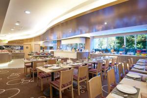 A restaurant or other place to eat at The Cityview - Chinese YMCA of Hong Kong