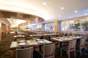 A restaurant or other place to eat at The Cityview - Chinese YMCA of Hong Kong