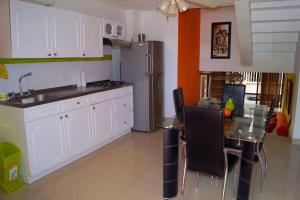 A kitchen or kitchenette at Apartamento Palanoa 207 El Rodadero
